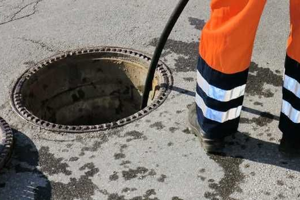 manhole-sewage-cleaning